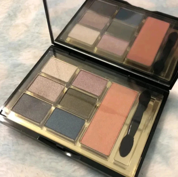 New Elizabeth Arden eyeshadow & blush palette - Picture 1 of 4